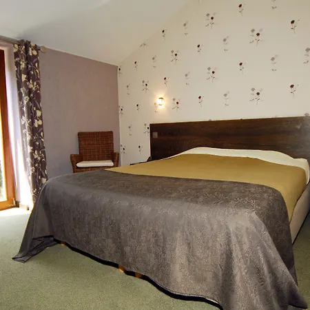 ホテル Hotel/restaurant A La Ferme フェリエール