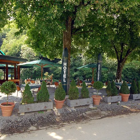 ホテル Hotel/restaurant A La Ferme フェリエール